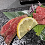 完全個室焼肉 GemBeef - 牛刺（クリミ炙り、とろさし）