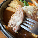 ウト・ウーク - チーズハンバーグ断面　美味さ半端ねぇ〜！