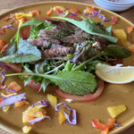 ウト・ウーク - 地元の農家の野菜を使ったサーロインステーキサラダ　1400円