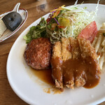 ウト・ウーク - Cセット　照り焼きハンバーグとポークカツ1560円　（スープとパン付き）