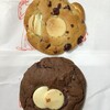 ベンズクッキーズ - ホワイトチョコレート＆クランベリー(上)とトリプルチョコレート(下)