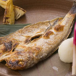 Fukuoka Hakata No Ryouriya Dondengaeshi - 自家製の一夜干し『甘鯛』　※価格は大きさによります　　日々何種類かつくっているという一夜干しの数々。凝縮された魚の旨みをたっぷりと堪能できる逸品です！　1800円