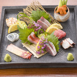Fukuoka Hakata No Ryouriya Dondengaeshi - 旬の魚も盛り込んだ『刺し盛』二人前　　毎日市場から仕入れているという抜群の鮮度が魅力です。見た目の美しさも意識してつくられた贅沢なひと皿。　2980円