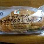 セブンイレブン - 料理写真:クロワッサンサンドサラミ&クリームチーズ