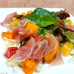 個室イタリアン LaVitaRosa  - 柿、グレープフルーツと生ハムのサラダ
