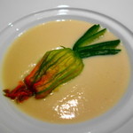 レストラン・セン - カリフラワーのスープと帆立貝を詰めた花ズッキーニ