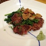 わしょく亭 - 黒毛和牛のステーキ。添えられたガーリックがいいアクセントに。ワサビとともに，あるいはポン酢とともに召し上がれ～。