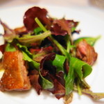 レストラン・セン - 小鳩のモモ肉のローストとサラダ