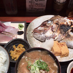めしの助 - 真鯛かぶと塩焼きと刺身定食