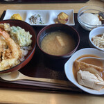 とうふや豆蔵 - 三皿盛りが付くのを知らずにキムチ鍋を運ばれてくる前にお代わりしてしまいました^^;