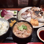 めしの助 - 真鯛かぶと塩焼きと刺身定食