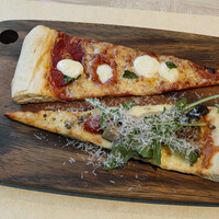 イル カルディナーレ 銀座コリドー店 - マルゲリータ、サルシッチャとキノコ