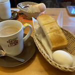Komeda Kohi Ten - たっぷり豆乳オーレ620円　モーニングで角食パン、ゆで卵、バター付き