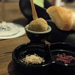 炭火焼鳥さかもり - ずんだコロッケを赤ワイン塩で