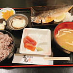 三是 - 焼魚(サバの文化干し)定食、雑穀米_¥890