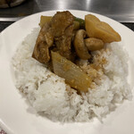 紅花別館 - 具材をライスにオン