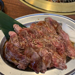 マルキ精肉 - まんぷくハラミ定食（250g）サラダ、ナムル、キムチ付き
            ご飯、スープお代わり自由
            1628円