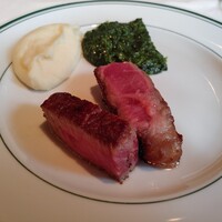 ウルフギャング・ステーキハウス 六本木 - (2022/11 訪問)プライムステーキ。左がヒレで右がサーロイン。