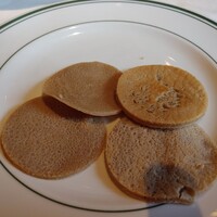 ウルフギャング・ステーキハウス 六本木 - (2022/11 訪問)キャビア用ブリニ。そば粉入りだそう。