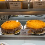Delicius pasticceria - オジサンたちが並ぶチーズケーキ