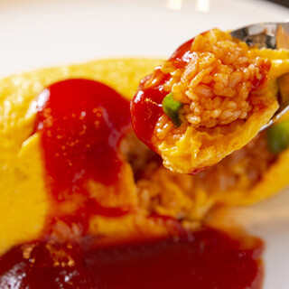 Omelette Rice that has both a firm texture and a melty texture.