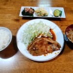 居酒屋　たんぽぽ - 豚しょうが焼　甘めの味付けの大きな豚肉が4枚で500円！