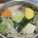 Hitori Shabushabu Nanadaime Matsugorou - 野菜を電磁調理の鍋に入れ