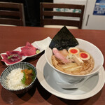 酒肴場 屯 - ・津軽煮干し中華蕎麦（味玉入り）¥900
      ・【限定】大間のまぐろ¥800