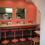 ARASH Exotic Dining - 1階はカウンター席が中心の、オレンジでポップな店内♪