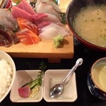日本鮮魚甲殻類同好会 - 本日の刺身定食 ¥1000