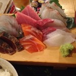 日本鮮魚甲殻類同好会 - 本日の刺身定食 ¥1000 の刺身