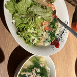 ベトナムレストラン カムオーン - フーティユコー（海鮮汁無し飯）熱々の丼をかき混ぜた後、別椀の熱々スープを少しずつ掛けて混ぜながら食べます。昼のランチタイムにはセットで有りますが、夜のメニューには載ってません、口頭注文必要です