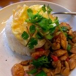 チャムチャム - ガパオ（鶏モモ肉のバジル炒めご飯）