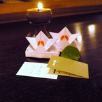 未在 - 八寸に付いてきた兜、カツラの葉とお香が焚き染められた石原さんの名刺を合わせてみました