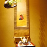 未在 - 左上は江戸時代の鐙を花瓶にしてあり掛け軸は伏見人形（榎本千花俊作）です