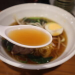 Nijuu Yojikan Gyouza Sakaba - 醤油ラーメンのスープ