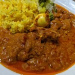 かじカレー - チキンカレー¥950！うずら卵とお漬物付