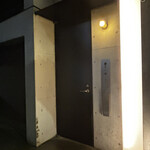 鮨 西崎 - インターホンで開けていただいたら、地下へ。