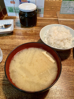 Takou - 大根とお揚げさんの味噌汁。ご飯ほ一回だけおかわり出来ます。