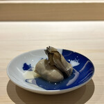 鮨 西崎 - この牡蠣も、濃厚でたまらんのです。