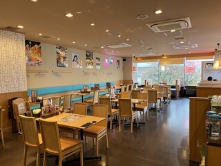 Kankokukateiryourijammo - 広々した店内のテーブル席