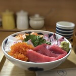 Shokudou Mitsu - ◆厚切りの鮪、サーモン、イカ、間八、鯛、トビッコなどが盛られ、美味しそう。