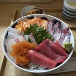 Shokudou Mitsu - ＊鮪は厚みがあるので美味しい。烏賊や鯛もいいお味。サーモンが入らなければ、尚いいかしら。(^0^;)