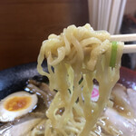 麺房 長谷川 - やや黄色みを帯び、もちもちした食感の平打ち中細麺。