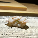 Sushi Nishizaki - 蛤は低温の火入れながら、食感を生かすために以前より2℃ほど上げたそう。
                この辺りは、なんばさん譲りでしょうか。
                ツメは使わず、蛤の煮汁を詰めたものを塗って。
                これ、極上です！