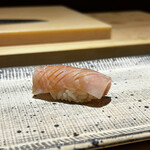 鮨 西崎 - この15日熟成カンパチ、食感推しのそれとは別モノです。大きな個体ならではだそう。