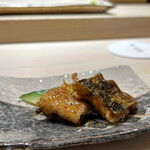 鮨 西崎 - 皮目からだけ火入れした穴子。パリッとフワッの共存。