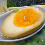 福龍ラーメン - 「ラーメン」サービスの半熟煮玉子