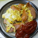 立飲みコーナー大つか - 2013.05 ソーセージ玉子とじ。ケチャップが美味し～