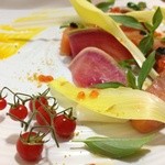 Tavolo di MARIA - アトランティックサーモンのミ・キュイ、アルギン酸トマトのカプセルと桜のシャンパンジュレを添えて。